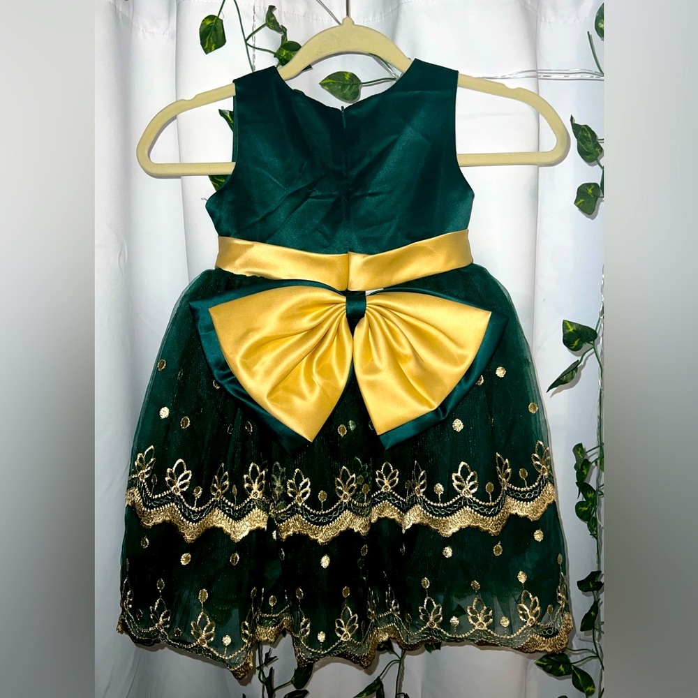 🤩 NEW ITEM! Green and Gold Toddler Girl Christmas dress - Picture 6 of 7